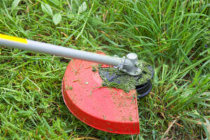 starts-the-brush-cutter-and-jerks-it